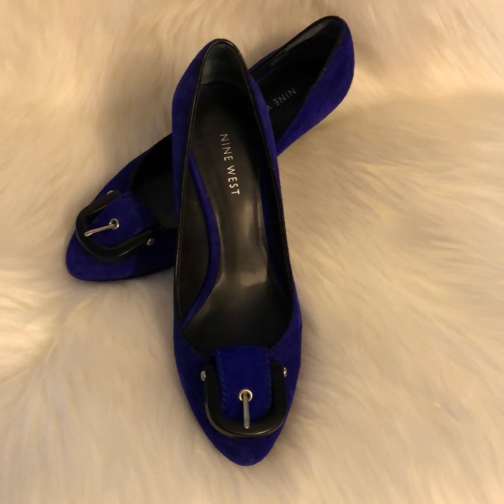 Nine W. periwinkle suede pump